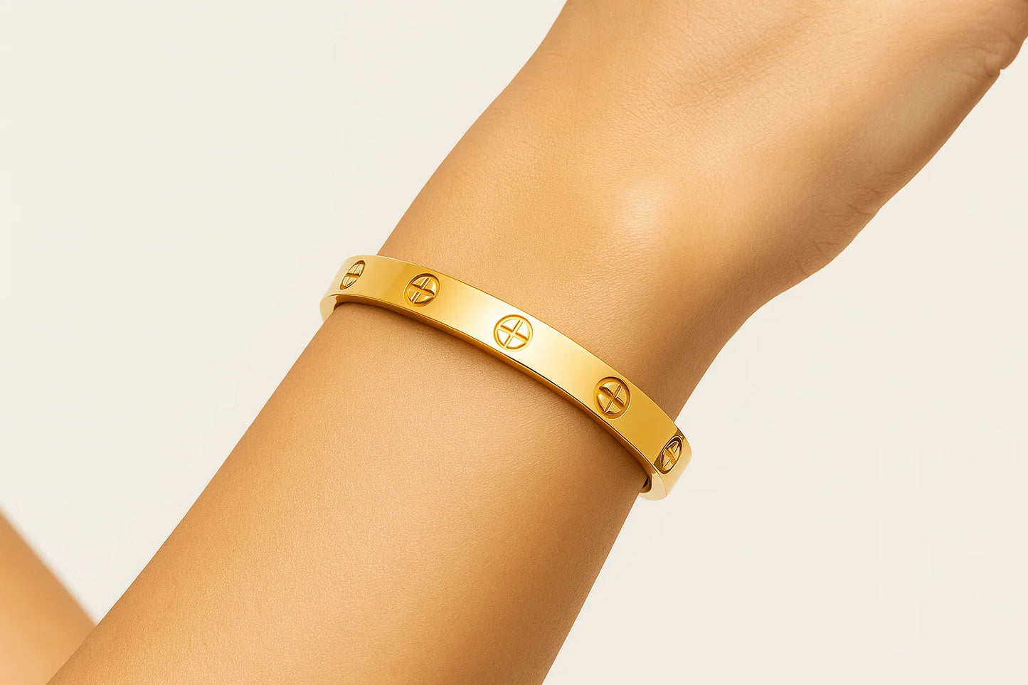 Lucent Torque – Bold Minimalist Bangle