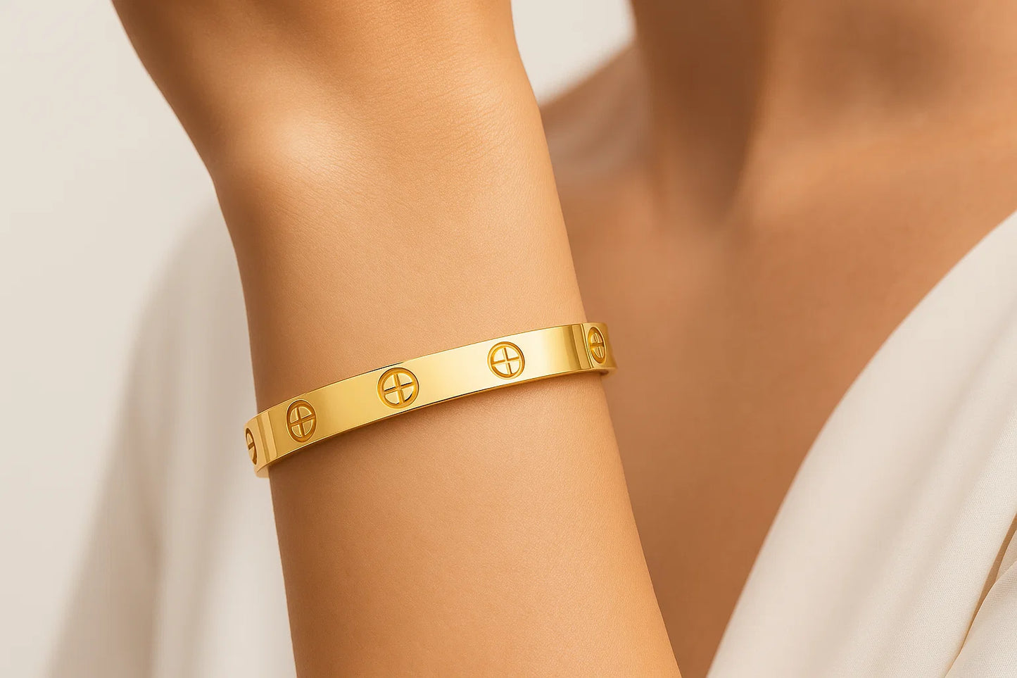 Lucent Torque – Bold Minimalist Bangle